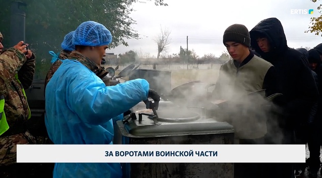 За воротами воинской части