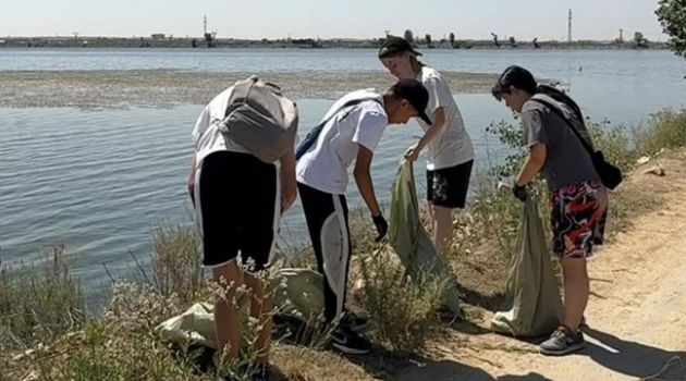 «Таза Қазақстан»: молодёжь Сарани очистила береговую линию водохранилища